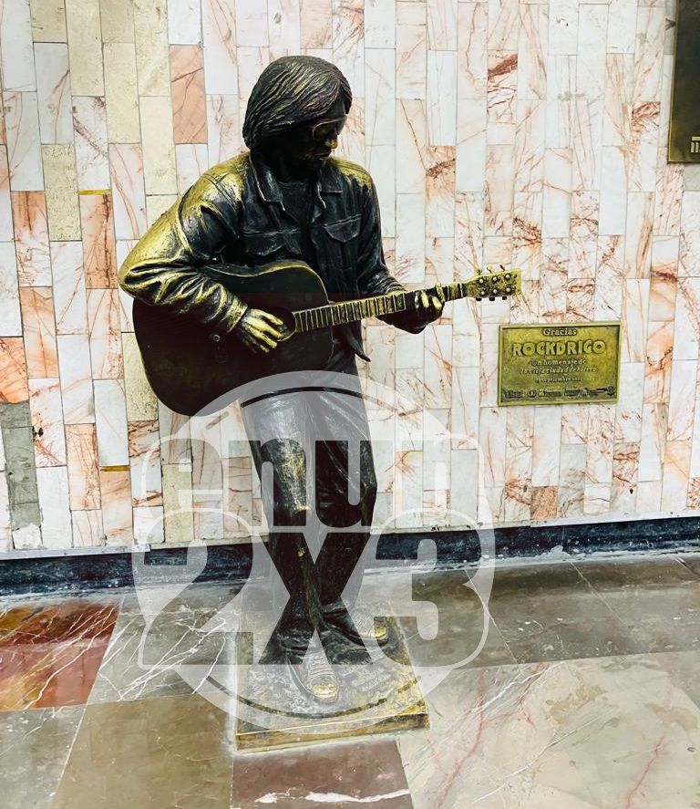 Estatua en honor de Rockdrigo González en la estación del Metro Balderas del Sistema de Transporte Colectivo (Metro) de la Ciudad de México. Foto de Tania Villanueva para EnUn2x3