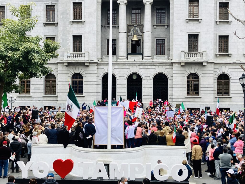 Marcha por la democracia en la Plaza de Armas de Tampico. Foto de Tania Villanueva para En un 2x3
