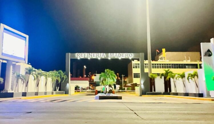 Gálvez y su propuesta de cierre de Refinería Madero. Foto de Tania Villanueva para EnUn2x3
