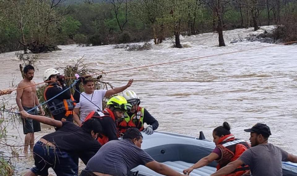 Rescatan a vecinos de Jaumave