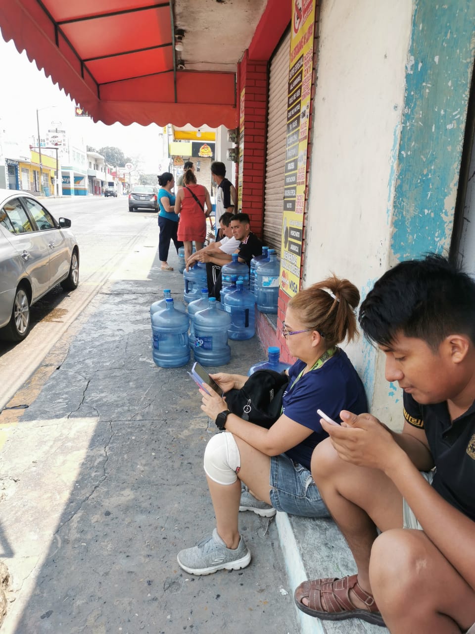 Largas filas a la espera de agua purificadoras en faros y locales.