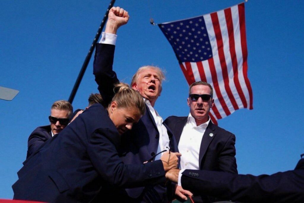 Atentado fallido contra Donald Trump en Pensilvania. Foto de Evan Vucci.