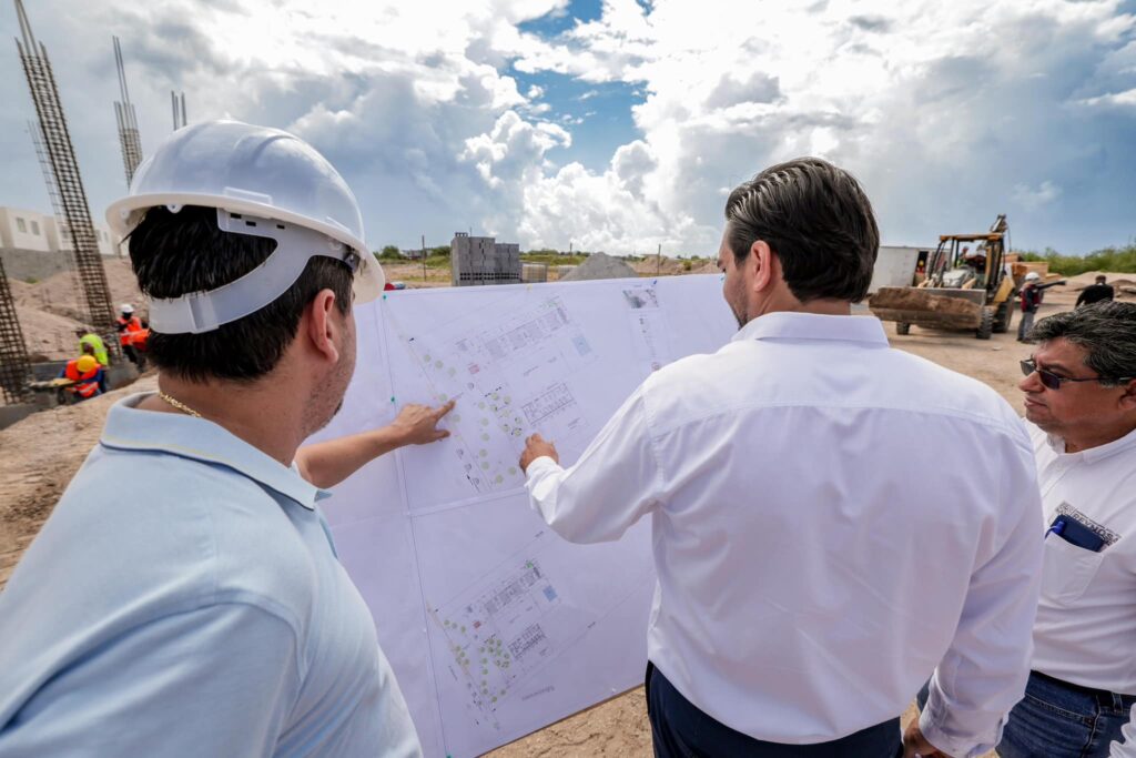 Edil de Reynosa supervisa obra municipal en Alta Vista, Reynosa.