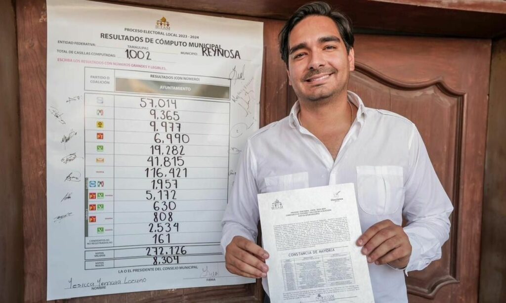 Carlos Peña Ortiz con su constancia de mayoría entregada desde junio pasado.