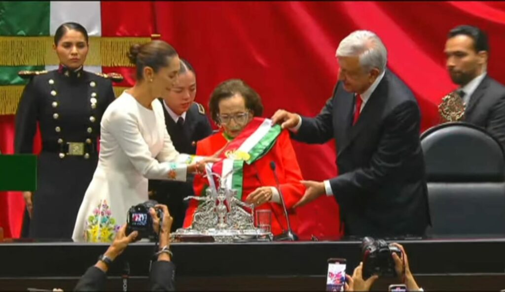 Entrega AMLO banda presidencial a Sheinbaum.