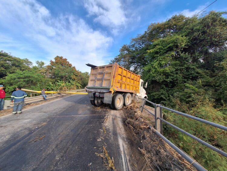 Choque de camión provoca cierre de circulación en Gómez Farías. Foto cortesía