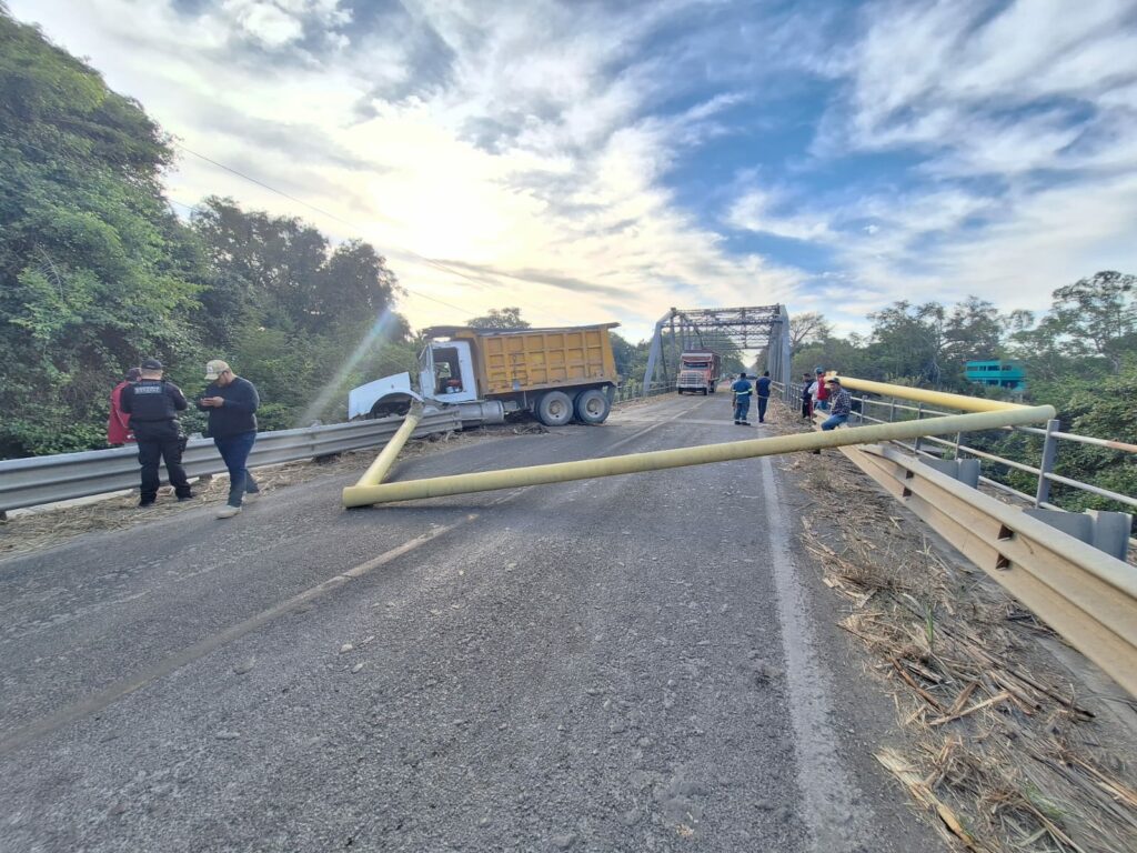 Choque de camión provoca cierre de circulación en Gómez Farías. Foto cortesía