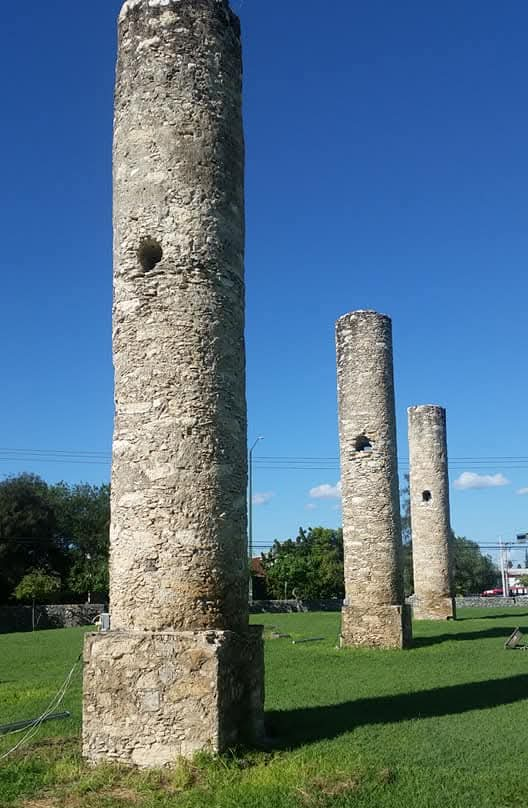 Las tres columnas de mampostería perfectamente alineadas que se encuentran en el predio del ITIFE, al norte de Ciudad Victoria. Foto: José Luis Aguilar Guajardo.