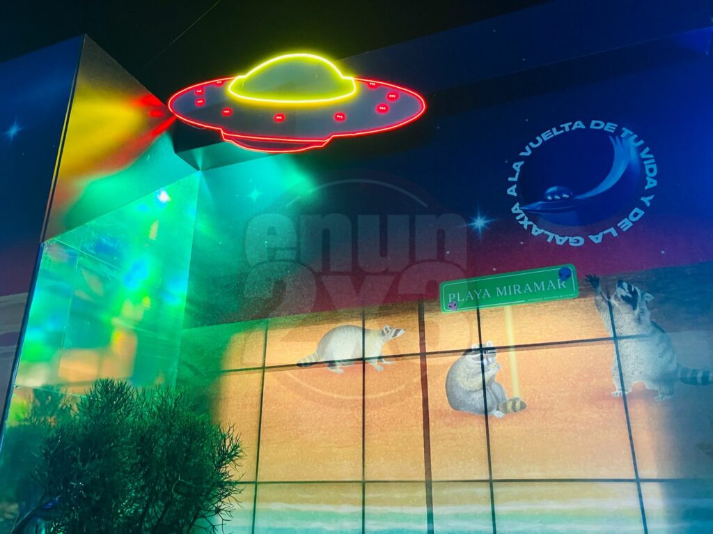 Oxxo de playa Miramar luce decoración alusiva a los ovnis. Foto de Tania Villanueva para EnUn2x3