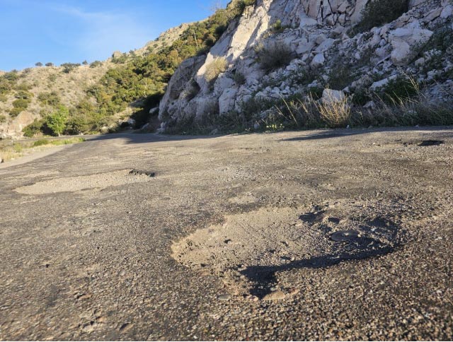 En un recorrido realizado a mediados de 2024 se notan los vestigios de la obra que no se terminó y las malas condiciones en las que se mantuvo el camino. Fotografías: Cortesía para Quinto Elemento Lab