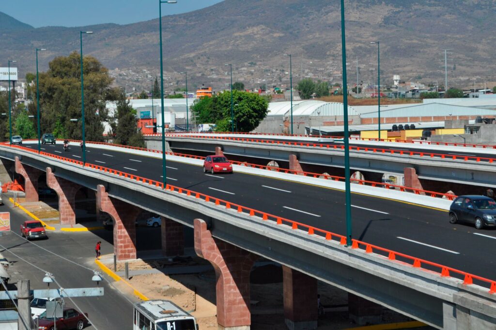 La SICT encargó los puentes Pedregal y Realito del Libramiento Norte en Morelia a una empresa fantasma que subcontrató a constructores locales para su realización. Fotografías: SICT, respuesta de Transparencia