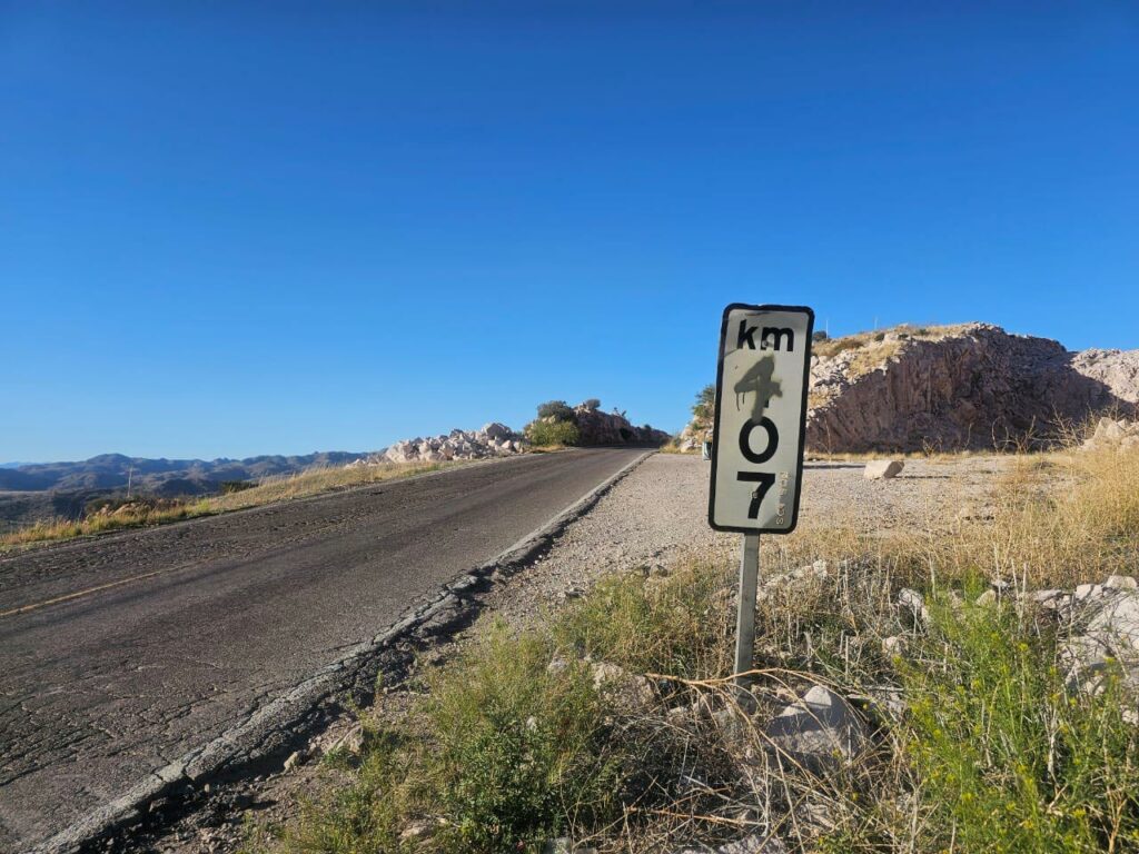 En un recorrido realizado a mediados de 2024 se notan los vestigios de la obra que no se terminó y las malas condiciones en las que se mantuvo el camino. Fotografías: Cortesía para Quinto Elemento Lab
