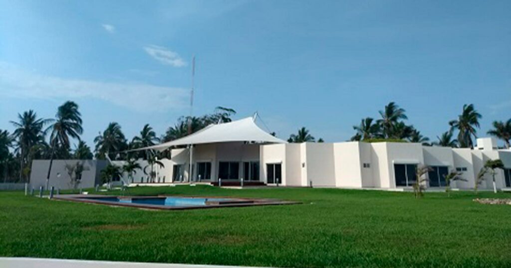 En el periodo de Peña Nieto se encargó parte del mantenimiento de la casa de Playa Espíritu a un conjunto de empresas fantasma. El inmueble sería rifado en el sexenio de AMLO. Imágenes: Lotería Nacimiento, Fonatur Infraestructura