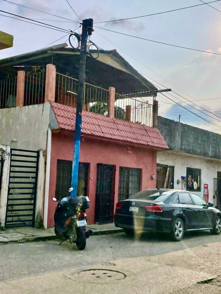 El domicilio fiscal de Constructora Mendoza López era una casa habitación. Durante un recorrido en marzo de 2025, vecinos dijeron que José Mendoza, el socio principal, vive enfrente. Tampoco hubo respuesta en el otro domicilio. Fotografía: Cortesía para Quinto Elemento Lab