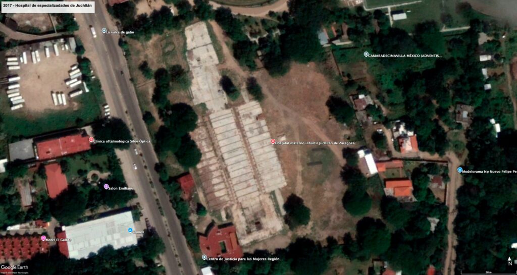 Desde que obtuvo el contrato en 2017, Constructora Kedmex no avanzó en la edificación del hospital, que tenía que estar listo a más tardar en agosto de 2019. El Gobierno de Oaxaca rescindió el contrato y en 2018 suscribió un convenio con Grupo México para que terminara la obra. El nosocomio empezó a funcionar formalmente hasta 2023. Imágenes: Google Earth y cuenta oficial de X de Alejandro Murat
