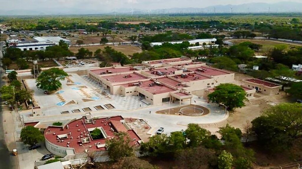 Desde que obtuvo el contrato en 2017, Constructora Kedmex no avanzó en la edificación del hospital, que tenía que estar listo a más tardar en agosto de 2019. El Gobierno de Oaxaca rescindió el contrato y en 2018 suscribió un convenio con Grupo México para que terminara la obra. El nosocomio empezó a funcionar formalmente hasta 2023. Imágenes: Google Earth y cuenta oficial de X de Alejandro Murat