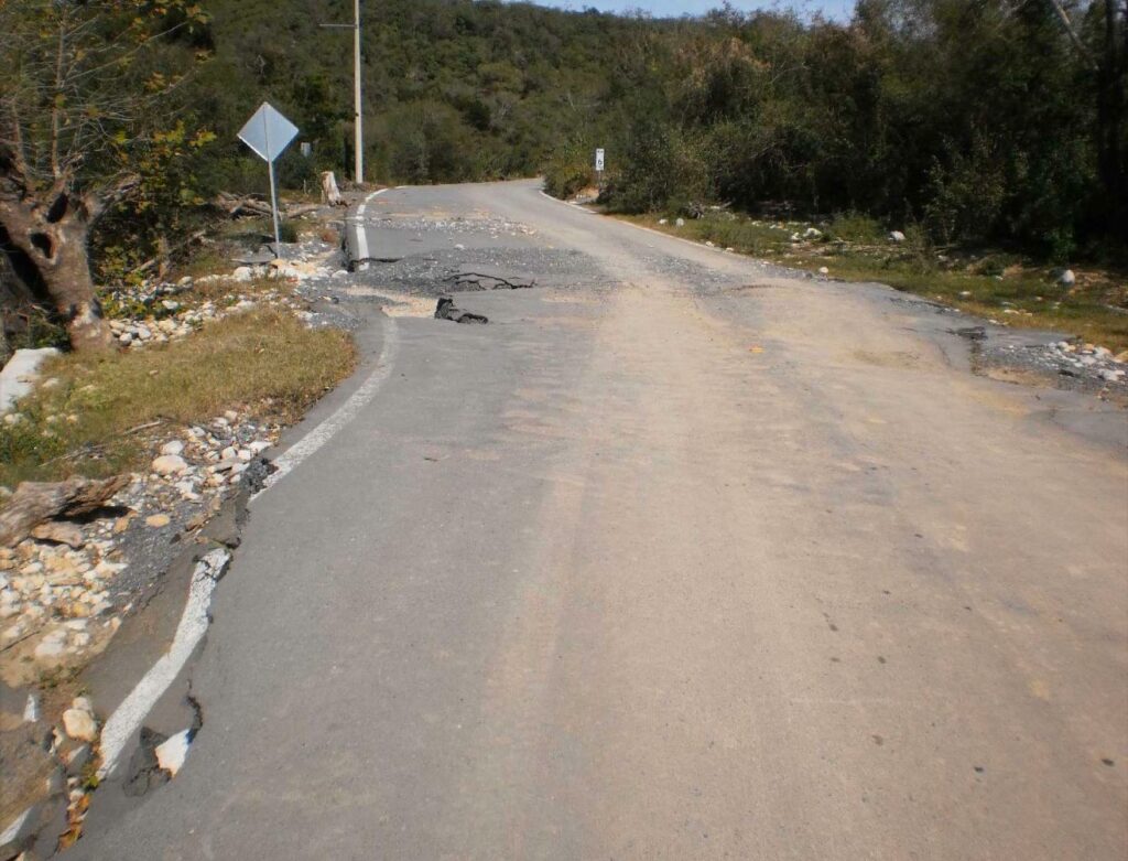 La compañía Insumos y Maquinaria fue la EFOS que más recursos obtuvo por contratos con la Secretaría de Infraestructura, Comunicaciones y Transportes. Casi todos los trabajos fueron de mantenimiento carretero. Imágenes: SICT, respuesta de Transparencia
