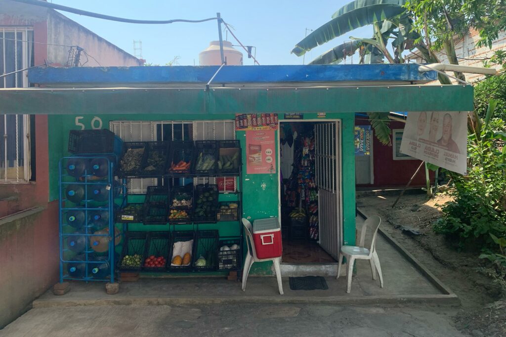 El domicilio del accionista registrado en el acta constitutiva corresponde a una tienda de abarrotes. Fotografía: AVC Noticias