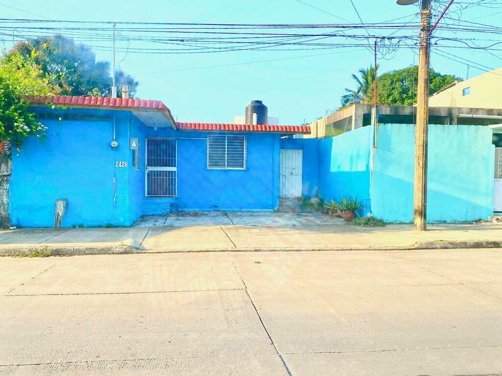 Inmobiliaria Gomgo y Grupo Inmobiliaria Frabersa se fundaron en domicilios de colonias populares en Coatzacoalcos al inicio de la gubernatura de Javier Duarte. Fotografías: Cortesía para Quinto Elemento Lab; imagen: Google Maps