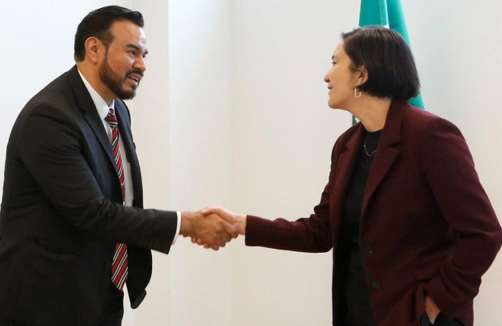 En abril pasado, Willy Zúñiga Castillo se reunió con Marcela Figueroa, titular del Secretariado Ejecutivo del Gobierno Federal. Foto de Facebook USJT