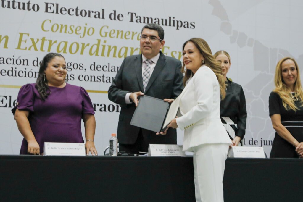 Entrega de la Constancia de mayoría a Tania Contreras. Foto de Facebook Tania Contreras