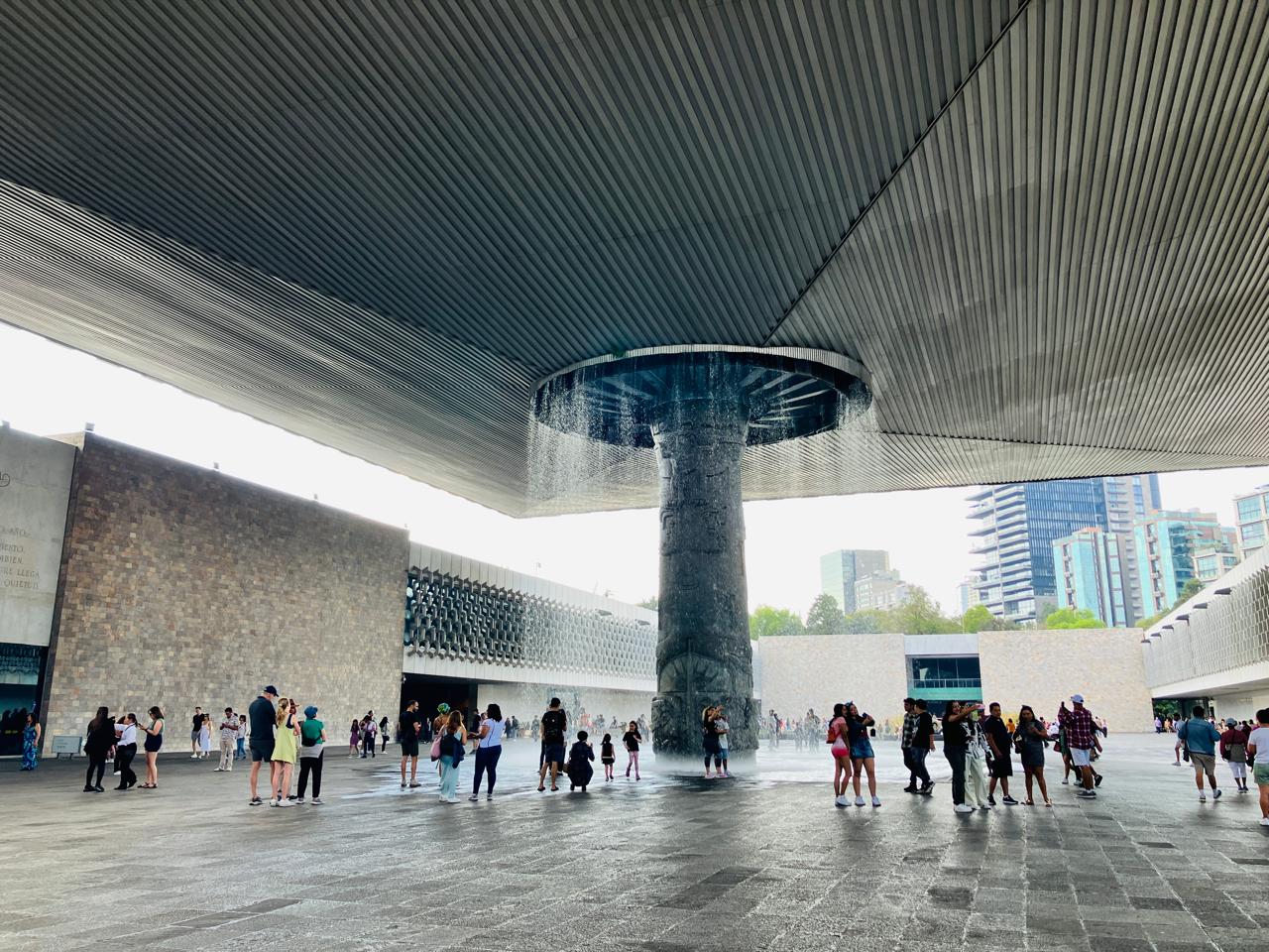 La fuente emblemática del museo, conocida como 'El Paraguas', obra del arquitecto Pedro Ramírez Vázquez. Foto de Tania Villanueva para EnUn2x3