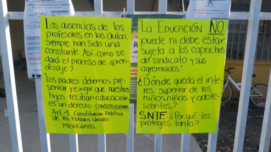 Protesta de padres en la secundaria 33. Foto Especial