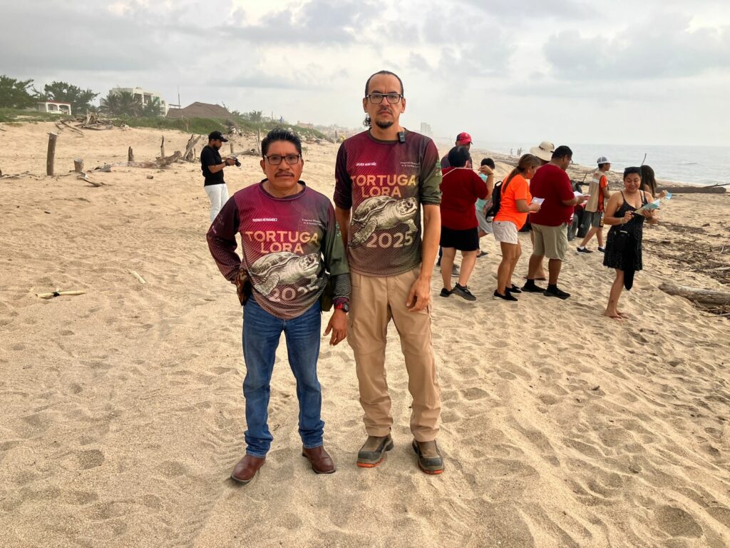 Rodrigo Hernández y Javier Montaño, voluntarios del campamento tortuguero Miramar