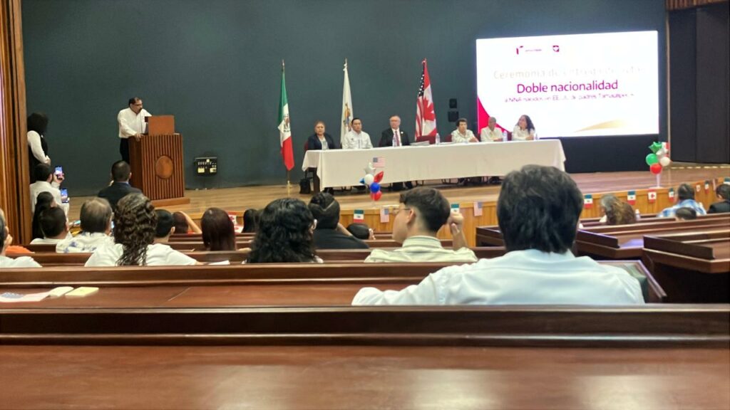 Entrega de actas de doble nacionalidad. Foto de Tania Villanueva/EnUn2x3