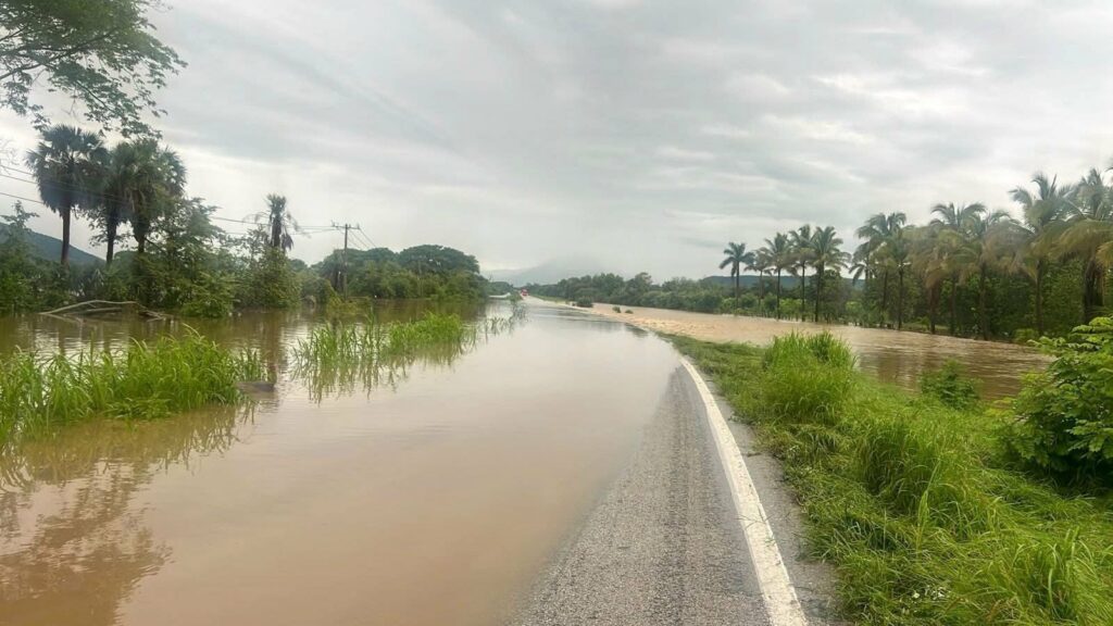 Inundación en la carretera Mante-Victoria presenta inundaciones y su cierre por la peligrosidad del cruce. Foto de Facebook El Cielo Gómez Farías
