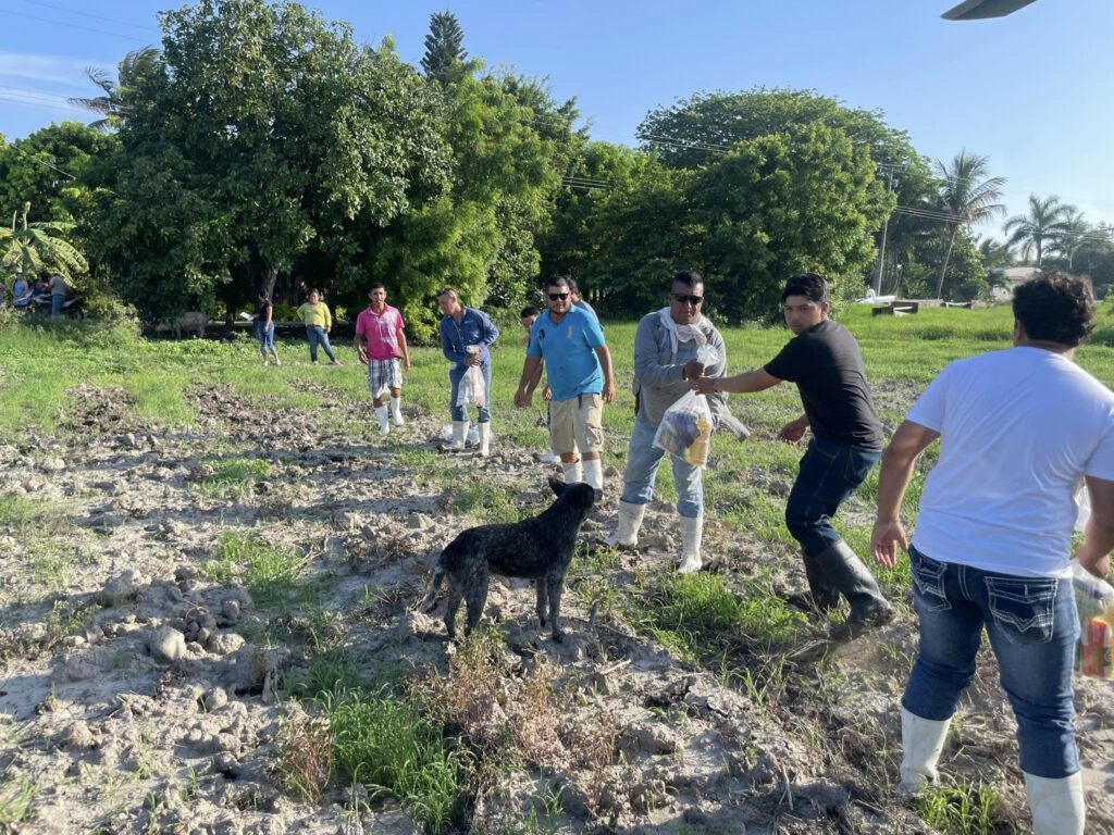 Entrega de víveres. Foto de Protección Civil de Tamaulipas