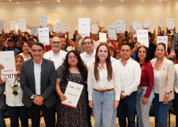 ENTREGA ALCALDESA CARMEN LILIA CANTUROSAS 200 ESCRITURAS GRATUITAS A FAMILIAS DE NUEVO LAREDO