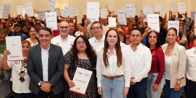 ENTREGA ALCALDESA CARMEN LILIA CANTUROSAS 200 ESCRITURAS GRATUITAS A FAMILIAS DE NUEVO LAREDO