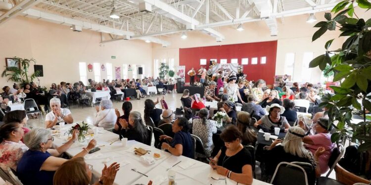 CELEBRAN CON ALEGRÍA Y REGALOS A MADRES DE FAMILIA DE CASA CLUB DEL ADULTO ACTIVO