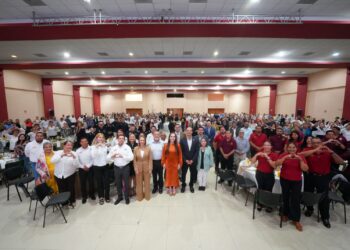 RECONOCE ALCALDESA CARMEN LILIA CANTUROSAS LABOR DEL MAGISTERIO Y ENTREGA BONO ECONÓMICO A MÁS DE 4 MIL MAESTROS