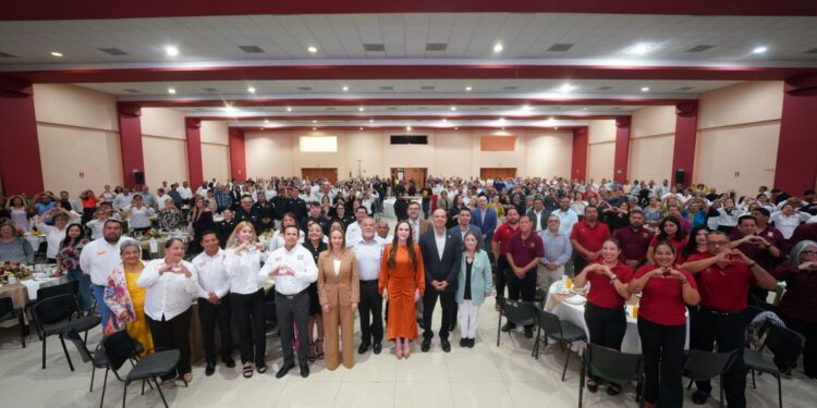 RECONOCE ALCALDESA CARMEN LILIA CANTUROSAS LABOR DEL MAGISTERIO Y ENTREGA BONO ECONÓMICO A MÁS DE 4 MIL MAESTROS