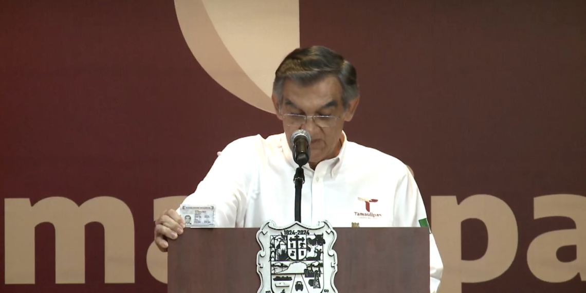 Américo Villarreal muestra su visa; niega ingreso a EE.UU. con otro documento. Foto tomada de video