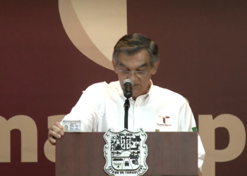 Américo Villarreal muestra su visa; niega ingreso a EE.UU. con otro documento. Foto tomada de video