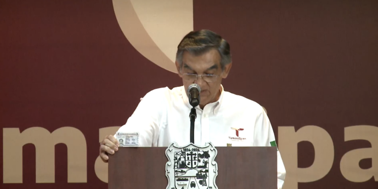 Américo Villarreal muestra su visa; niega ingreso a EE.UU. con otro documento. Foto tomada de video