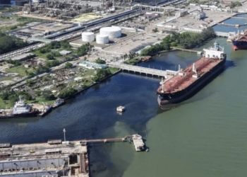 Localizan derrame de hidrocarburo en inmediaciones de refinería Madero. Foto La Jornada