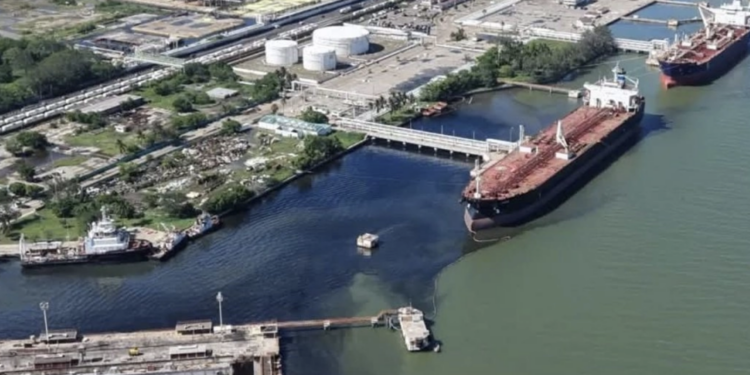 Localizan derrame de hidrocarburo en inmediaciones de refinería Madero. Foto La Jornada